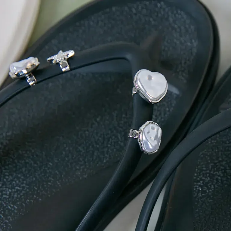 Baroque Drop Pearlsandalccharm Jibbitz-Anstecker Baroque Drop Pearlsandalccharm Jibbitz-Anstecker