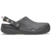 Handgefertigter Clog mit Perlenkette Handgefertigter Clog mit Perlenkette