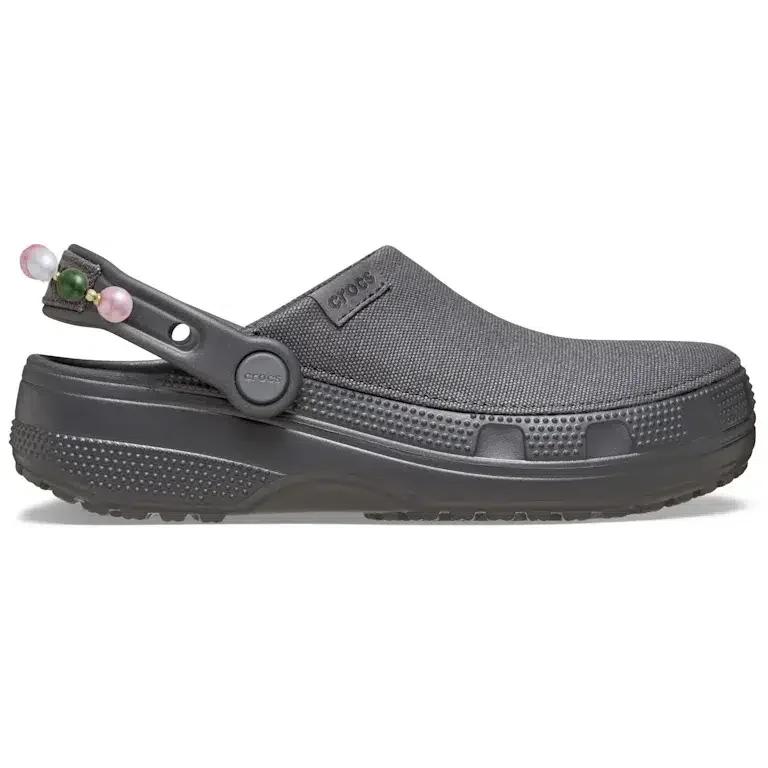 Handgefertigter Clog mit Perlenkette Handgefertigter Clog mit Perlenkette