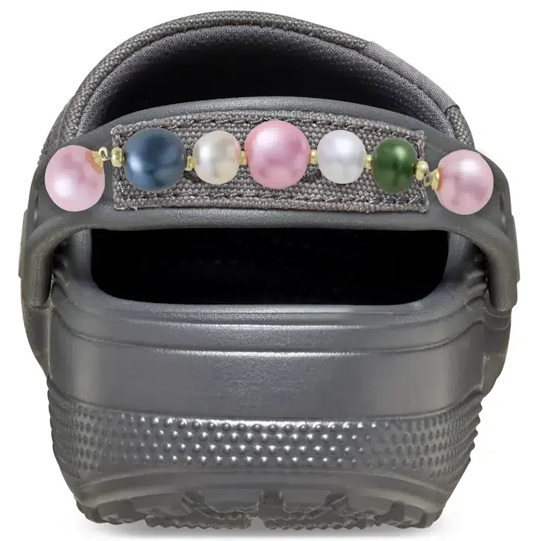 Handgefertigter Clog mit Perlenkette Handgefertigter Clog mit Perlenkette