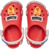 Klassische „Iam Fire Truck Lights“-Clogs für Kleinkinder mit Riemen am Fersenbereich Klassische „Iam Fire Truck Lights“-Clogs für Kleinkinder mit Riemen am Fersenbereich