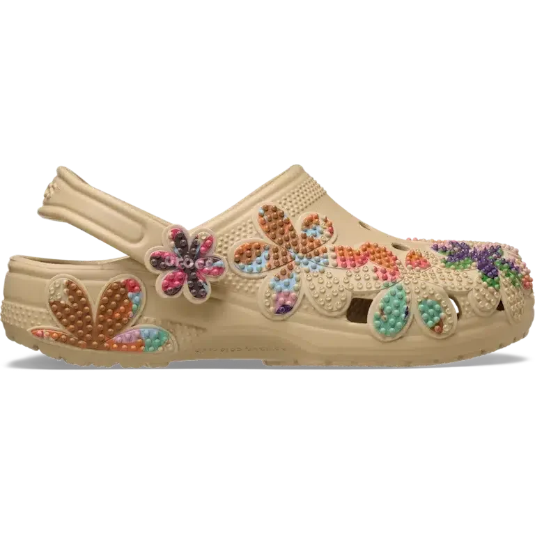 Klassischer Sommer-Clog mit Perlenverzierung Klassischer Sommer-Clog mit Perlenverzierung
