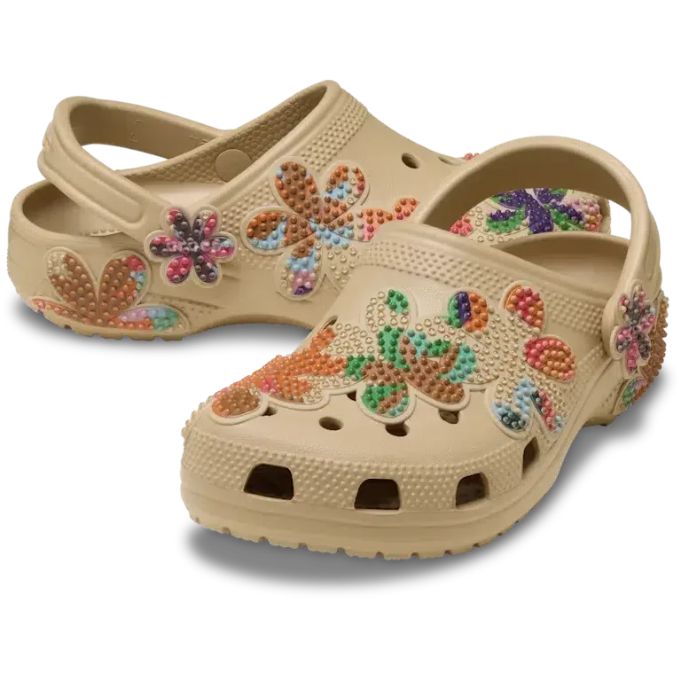 Klassischer Sommer-Clog mit Perlenverzierung Klassischer Sommer-Clog mit Perlenverzierung