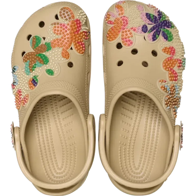 Klassischer Sommer-Clog mit Perlenverzierung Klassischer Sommer-Clog mit Perlenverzierung